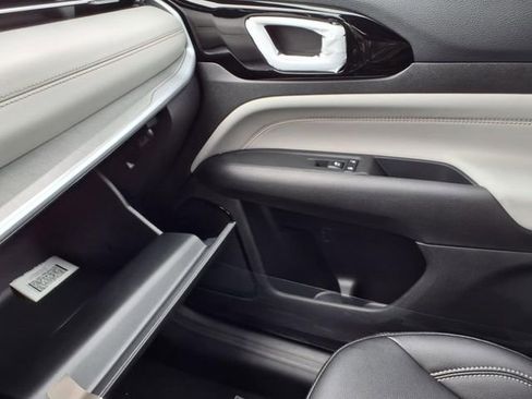 New 2025 Jeep Compass Limited w/ Sun & Sound Group image 19