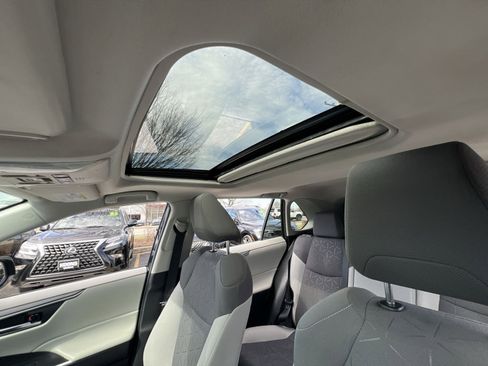 Used 2021 Toyota RAV4 XLE w/ Convenience Package image 23