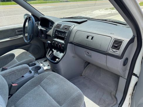 Used 2004 Kia Sedona LX FWD image 19