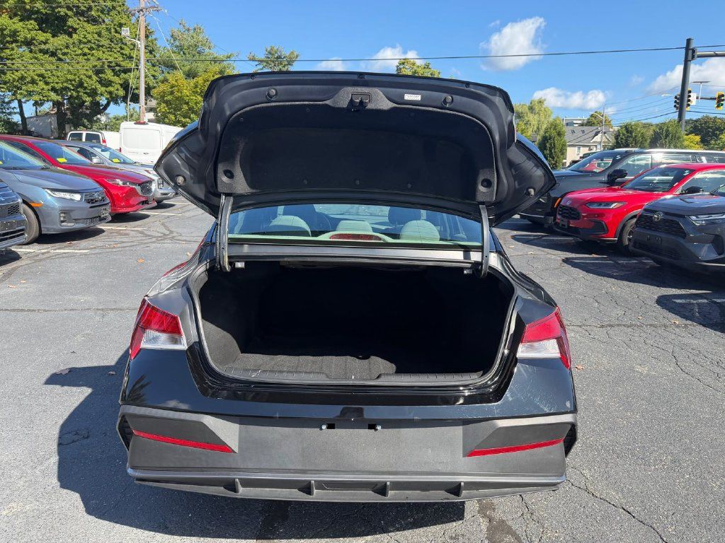 Used 2024 Hyundai Elantra SEL FWD image 17