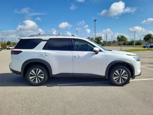 Certified 2025 Nissan Pathfinder SL image 3