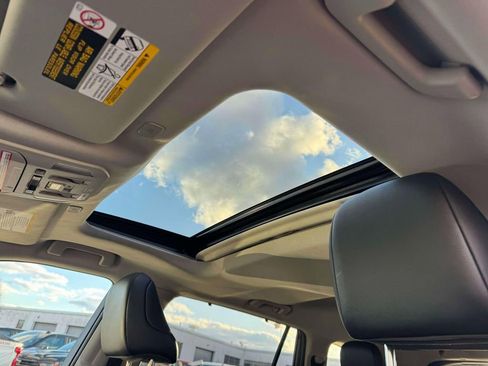 Used 2023 Toyota Highlander XLE image 18