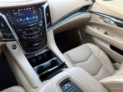 Used 2019 Cadillac Escalade Platinum AWD/4WD image 21