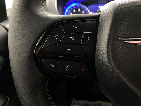 Used 2025 Chrysler Pacifica Limited FWD image 17