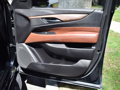 Used 2019 Cadillac Escalade Luxury image 30