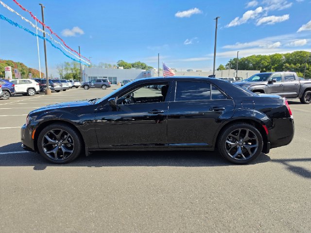 Used 2023 Chrysler 300 Touring w/ Sport Appearance Package RWD image 4