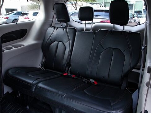 Used 2017 Chrysler Pacifica Touring-L Plus image 38