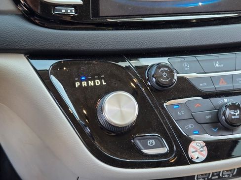 Used 2022 Chrysler Pacifica Touring-L FWD image 25