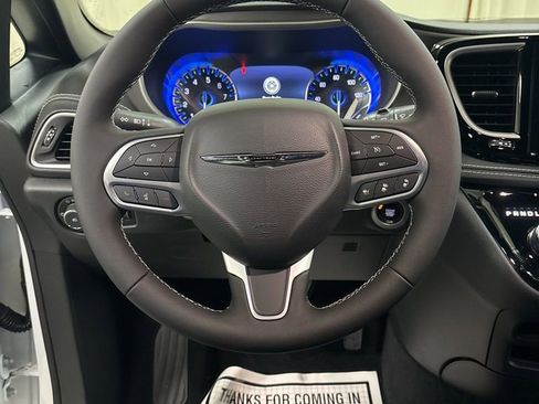 New 2026 Chrysler Pacifica Select image 10