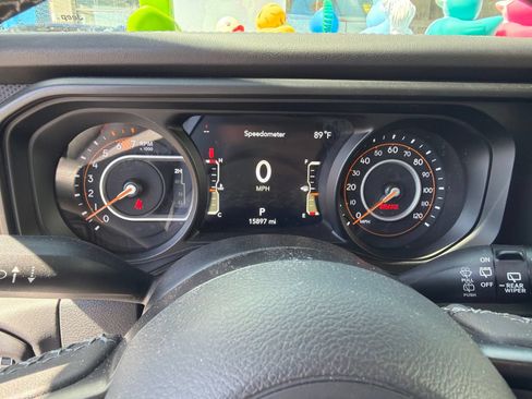 Used 2025 Jeep Wrangler Unlimited Rubicon w/ Convenience Group AWD/4WD image 5