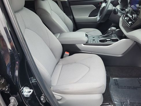 Certified 2024 Toyota Highlander LE FWD image 32