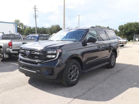 Used 2025 Ford Expedition Active RWD image 3