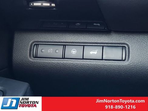 Used 2025 Nissan Pathfinder SV image 23