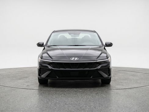 Used 2025 Hyundai Elantra SEL FWD image 2