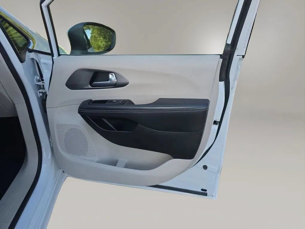 Used 2023 Chrysler Pacifica Touring-L FWD image 46