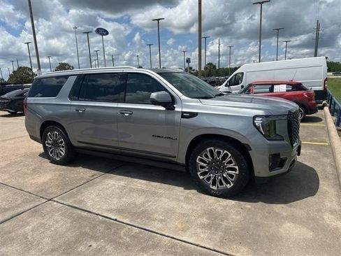 Used 2023 GMC Yukon XL Denali Ultimate AWD/4WD image 5