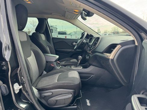 Used 2014 Jeep Cherokee Sport image 19