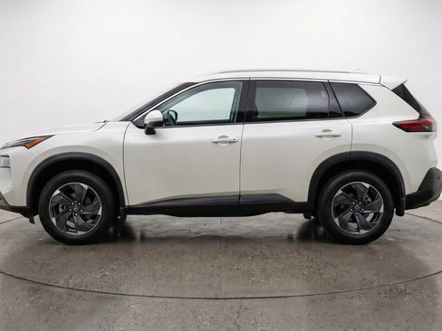 Used 2025 Nissan Rogue SV image 5