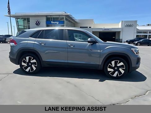 Used 2024 Volkswagen Atlas Cross Sport SE AWD/4WD image 2
