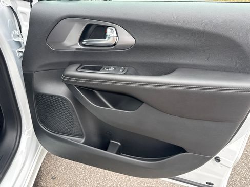 New 2026 Chrysler Pacifica Select image 16