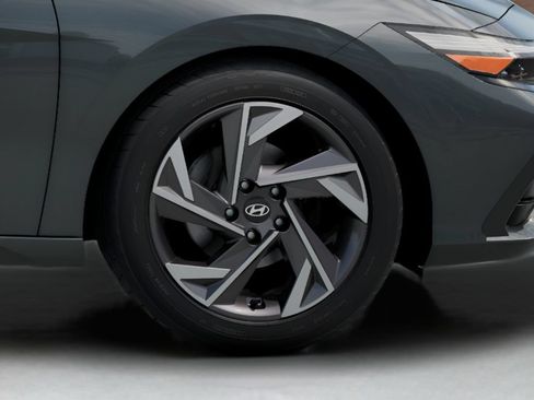 Used 2025 Hyundai Elantra Limited FWD image 8