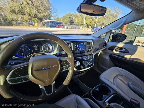 Used 2019 Chrysler Pacifica Touring-L image 9