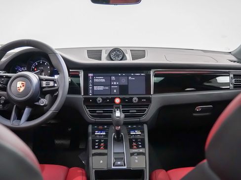 Certified 2026 Porsche Macan AWD/4WD image 32
