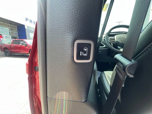 Used 2025 Chrysler Pacifica Select FWD image 48