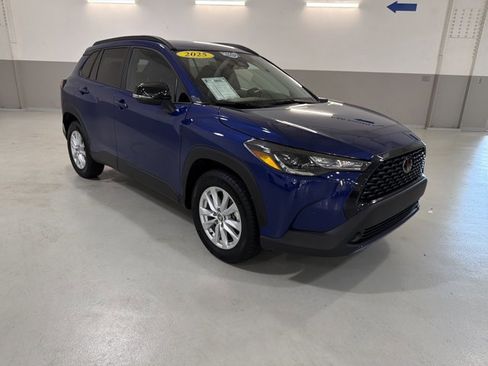 Used 2025 Toyota Corolla Cross LE AWD/4WD image 4