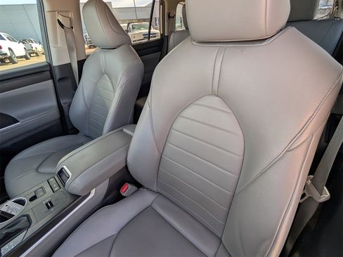 Used 2021 Toyota Highlander XLE image 19