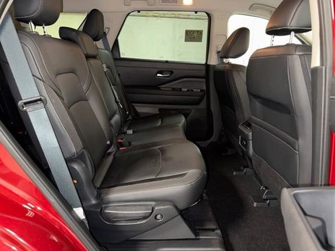 Used 2025 Nissan Pathfinder SL AWD/4WD image 21