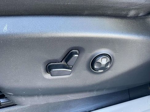 Used 2024 Chrysler Voyager LX image 7