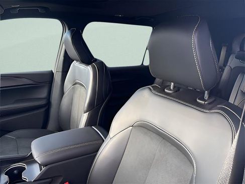 New 2025 Jeep Grand Cherokee L Altitude image 22