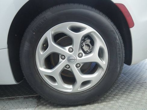 Used 2024 Chrysler Pacifica Limited FWD image 7