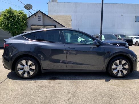 Used 2024 Tesla Model Y Long Range AWD/4WD image 2