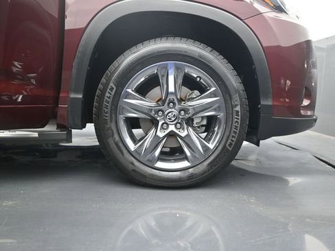Used 2019 Toyota Highlander Limited Platinum FWD image 17