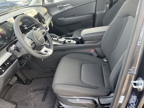 New 2025 Kia Sportage LX image 4
