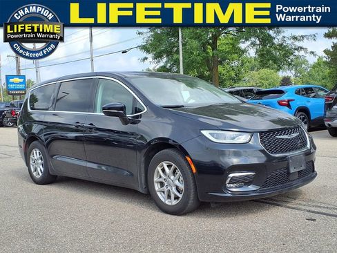 Used 2024 Chrysler Pacifica Touring-L FWD image 3