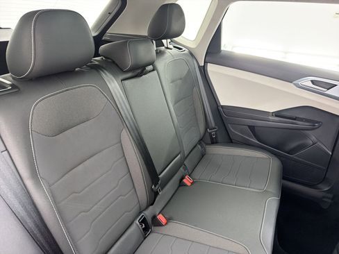 Used 2025 Volkswagen Taos SE w/ Panoramic Sunroof Package FWD image 27