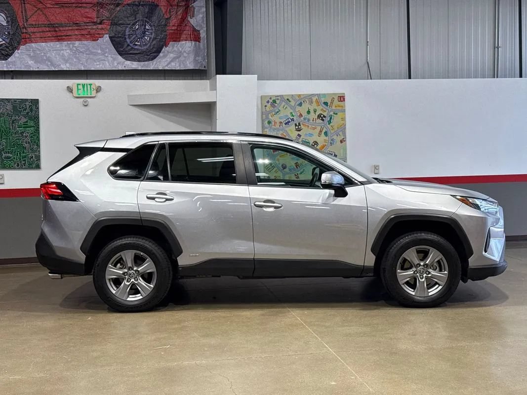 Used 2022 Toyota RAV4 XLE w/ Convenience Package AWD/4WD image 3