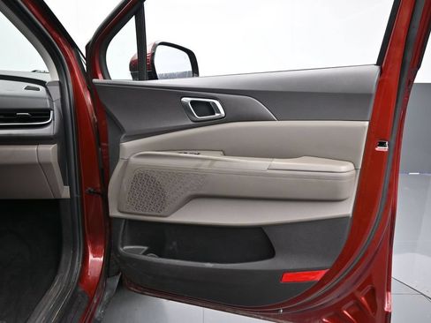 Used 2025 Kia Carnival EX FWD image 25