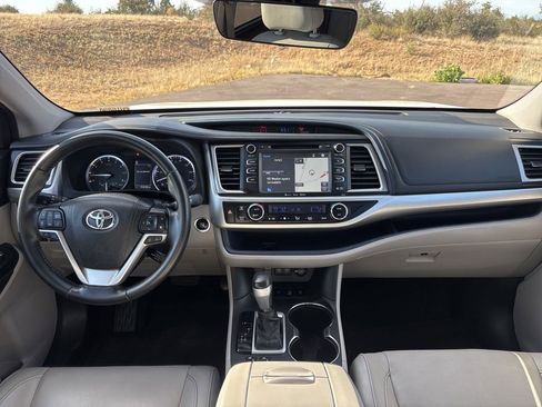 Used 2017 Toyota Highlander XLE w/ Carpet Mat Package AWD/4WD image 22