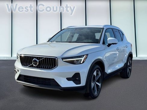 Certified 2025 Volvo XC40 B5 Plus image 9