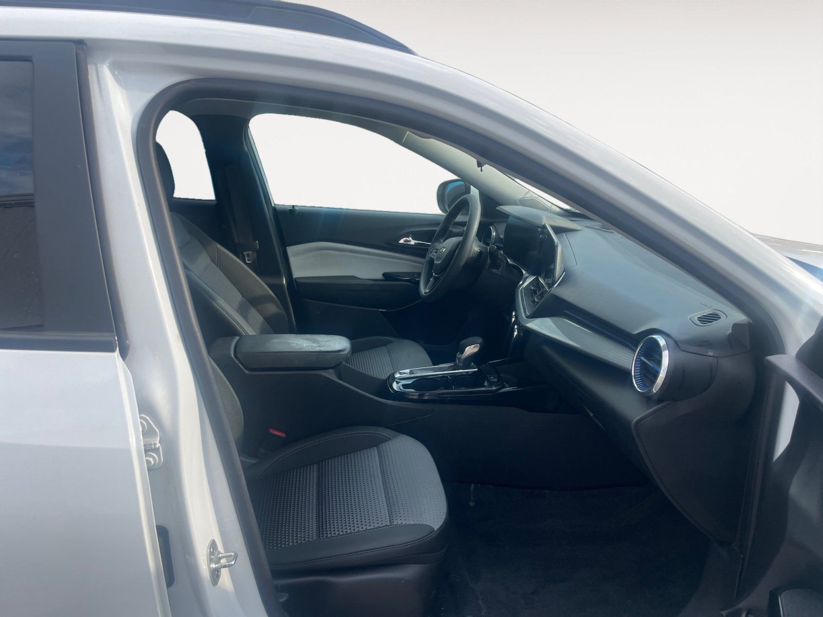 Used 2025 Chevrolet Trax LT w/ Sunroof Package FWD image 15