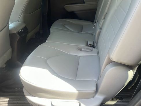 Used 2022 Toyota Highlander XLE AWD/4WD image 14