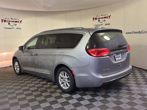Used 2020 Chrysler Pacifica Touring-L image 4