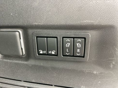 Used 2023 GMC Yukon XL Denali Ultimate image 32