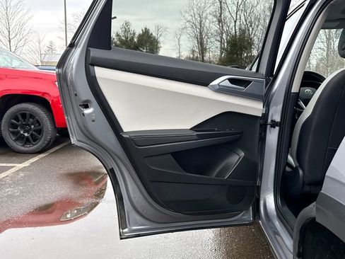 Certified 2025 Volkswagen Taos SE w/ Panoramic Sunroof Package image 24