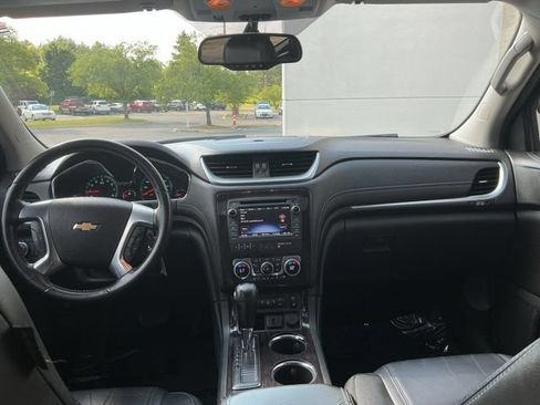 Used 2015 Chevrolet Traverse LT FWD image 2