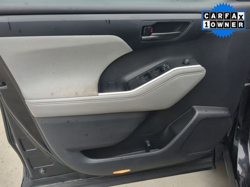 Used 2021 Toyota Highlander L image 10